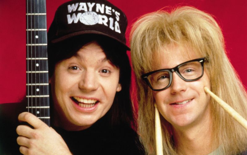 Von "Saturday Night Live" auf die Kinoleinwand: Mike Myers (links) und Dana Carvey hatten ihre beiden Figuren, die Rockfans Wayne Campbell und Garth Algar, einst für die legendäre US-Sketchshow erfunden. Und nicht nur wegen der legendären "Bohemian Rhapsody"-Mosh-Szene wurde auch "Waynes World" Kult. Wir zeigen, was die Stars der Komödie, die vor 30 Jahren ins Kino kam, heute machen ...
