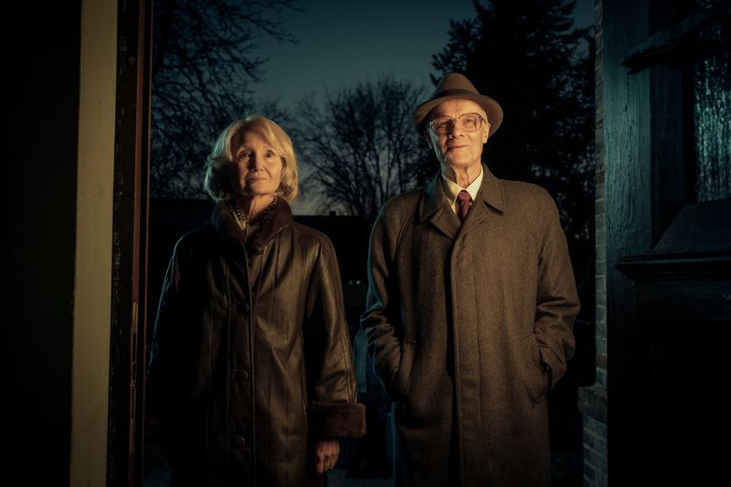 Margot und Erich Honecker, gespielt von Edgar Selge und Barbara Schnitzler, bitten um Asyl im Pfarrhaus.
