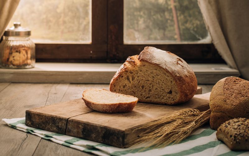 Wer lieber Stullen schmiert, als in der Küche kreativ zu werden, kann die Genießbarkeit des Brotes durch richtige Lagerung beeinflussen. Ob es sich kürzer (einen Tag) oder länger (eine Woche) hält, hängt von der Brotsorte ab, aber nicht nur. Das Brot sollte nicht zu viel Luft ausgesetzt sein, denn das beschleunigt das Austrocknen. 