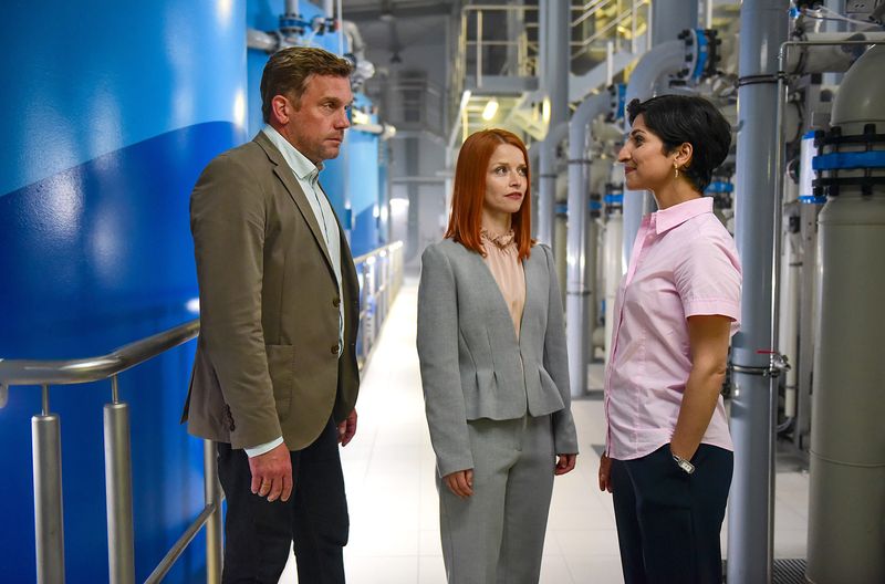 "Bis zum letzten Tropfen" war im März 2022 Herzstück des ARD-Themenabends #unserWasser: Amira König (Neda Rahmanian, rechts) leitet das örtliche Wasserwerk und erklärt Bürgermeister Martin Sommer (Sebastian Bezzel) und Julia Roland vom Umweltministerium (Karoline Schuch), dass genügend Grundwasser für den Deal mit dem PureAqua-Konzern vorhanden ist.