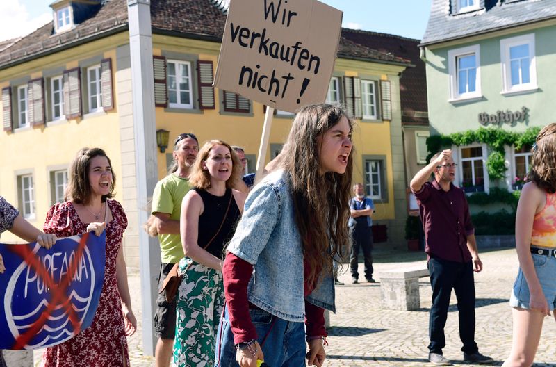 Streit in der Familie: Bürgermeistertochter Ava Sommer (Hannah Schiller) führt die Protestbewegung gegen das Geschäft mit dem PureAqua-Konzern an.