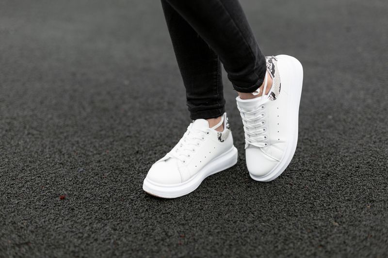 Unerschrockene Styler tragen ihre weißen Sneakers auch im Winter. Doch gerade jetzt im Sommer sind die Schuhe ein Must-Have. Für alle gilt gleichermaßen: Nur blitzeblank gehen die All time Favourites auch als schick durch. Damit das weiße Schuhwerk auch weiß bleibt, haben sich ein paar Pflege-Tricks etabliert.