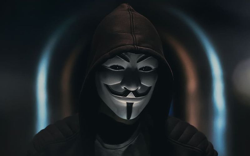 Das bekannte Hacker-Kollektiv Anonymous, symbolisiert durch die Guy-Fawkes-Masken, hat es auf Webseiten russischer Regierungsorganisationen abgesehen.