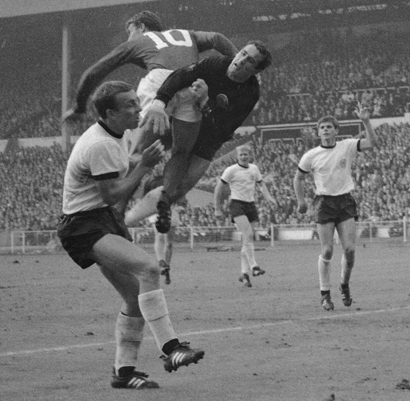 Platz 10: Hans Tilkowski. Ein unspektakulärer, leiser Torhüter. Einer ohne Glamour, aber mit perfektem Stellungsspiel. Tilkowski stand beim legendären Wembley-Tor 1966 im Kasten und hatte einen großen Anteil am Finaleinzug der Mannschaft. Nach dem Ende seiner aktiven Karriere 1970 arbeitete er als Trainer. Er starb am 5. Januar 2020.