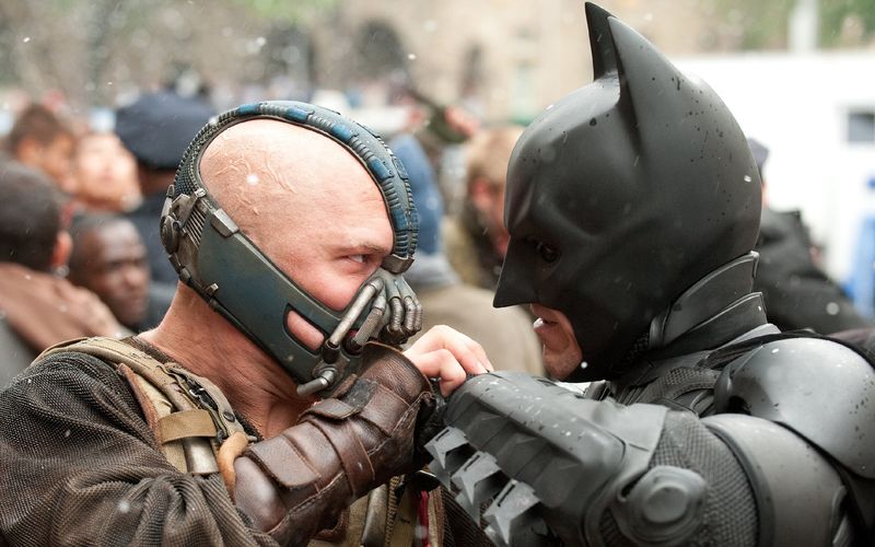 Darüber sind sich die meisten Zuschauer einig: Mit "The Dark Knight" hat Christopher Nolan einen der besten Superheldenfilme überhaupt inszeniert. Die Fortsetzung "The Dark Knight Rises" (Bild, zu sehen am 22. August, 20:15 Uhr auf Pro Sieben) spaltet dagegen die Gemüter. Kritiker bemängeln vor allem das aus ihrer Sicht fragwürdige Happyend. Ob die Kritik berechtigt ist, sei dahingestellt. Fest steht, dass das Action-Spektakel nicht der einzige Film mit einem umstrittenen Finale ist.