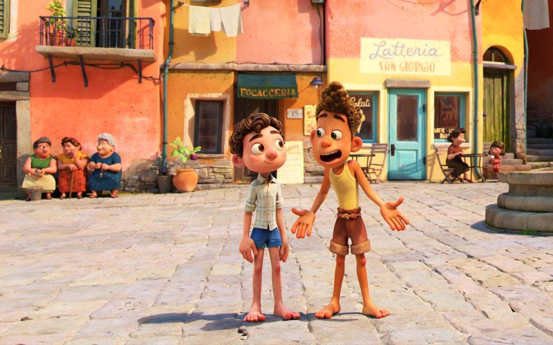 Das Animationsabenteuer "Luca" (2021) spielt an einem Küstenort an der italienischen Riviera. Dort genießen die Freunde Luca (links) und Alberto den Sommer - bis ihr Geheimnis ans Licht zu kommen droht: In Wahrheit sind sie Seemonster aus dem Meer. "Luca" erzielte einen "Metascore" von 71 Punkten und war für einen Oscar in der Kategorie "Bester Animationsfilm" nominiert.