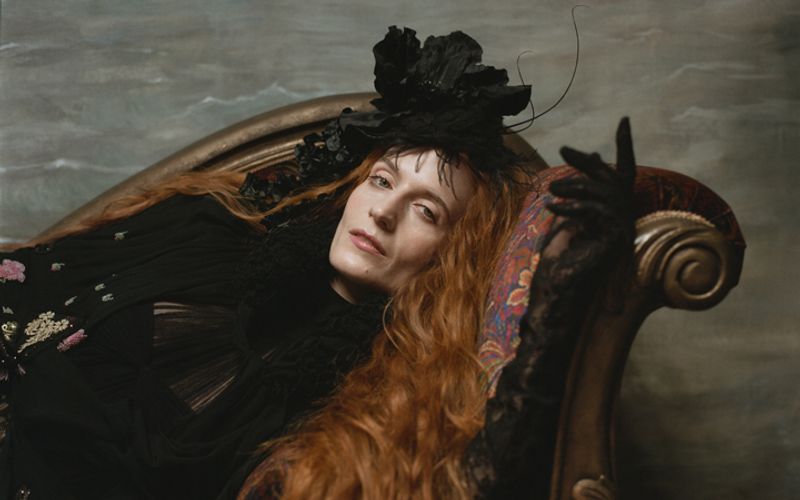Zwischen spätmittelalterlicher Tanzwut und der Lust, einfach mal loszuzappeln: Florence Welch präsentiert mit ihrer Band Florence + The Machine ein neues Konzeptalbum, das sie "Dance Fever" nennt.
