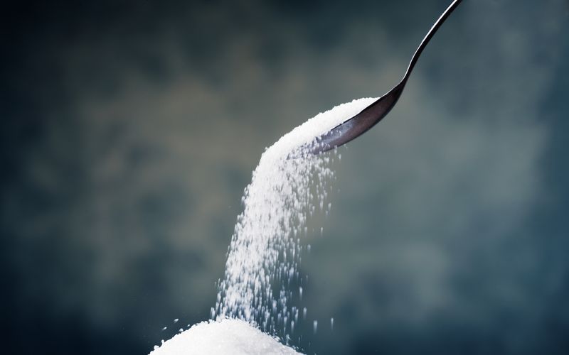 Ein Übermaß an Zucker kann Übergewicht, Karies und Diabetes Typ 2 zur Folge haben. Doch auch wer Zucker von seinem Speiseplan verbannt, muss trotzdem nicht auf süßen Geschmack verzichten. Allerdings ist auch bei den Alternativen Aufmerksamkeit geboten - denn nicht jede ist automatisch gesünder ...