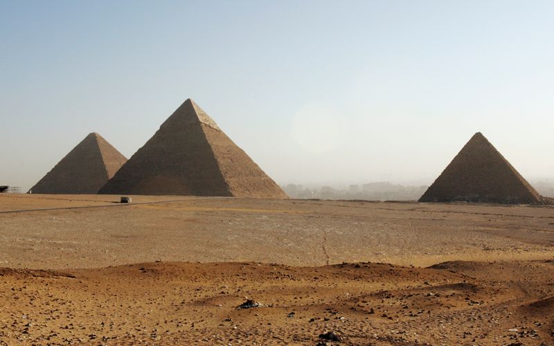 Bereits seit mehr als 5.000 Jahren nutzen Menschen die Zwiebel als Gemüse-, Gewürz- und Heilpflanze. Angeblich soll sie im alten Ägypten sogar als eine Art Zahlungsmittel beim Pyramidenbau eingesetzt worden sein oder wurde den Göttern als Opfergabe gereicht. Obendrein war sie Hauptnahrungsmittel der Sklaven, die für den Bau der Pyramiden eingesetzt wurden. 