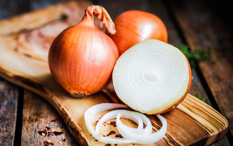 Kochen ohne Zwiebeln? Fast unvorstellbar! Für Hobby- und Spitzenköche bildet das Gemüse die Grundlage für viele köstliche Suppen und Soßen. Doch nicht nur zum Kochen eignet sich die Zwiebel hervorragend, die tolle Knolle hilft auch gegen Husten und kann sogar Eier färben ...