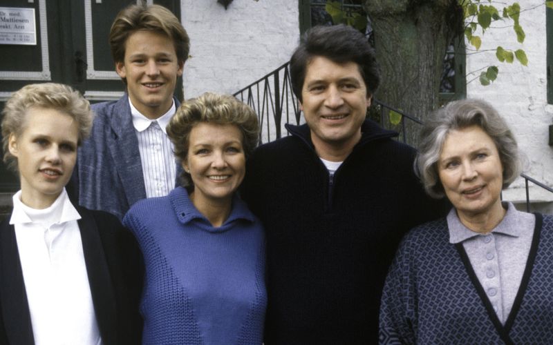 Über 25 Jahre zählte die Serie zu den beliebtesten im Vorabendprogramm: 1987 zog mit Dr. Karsten Mattiesen (Christian Quadflieg, zweiter von rechts) der erste "Landarzt" mit seiner Familie ins fiktive Örtchen Deekelsen. Am 21. März feiert Gila von Weitershausen (Mitte) ihren 80. Geburtstag. Was aus ihr und den vielen anderen Darstellern der ZDF-Serie wurde, zeigt die Galerie.