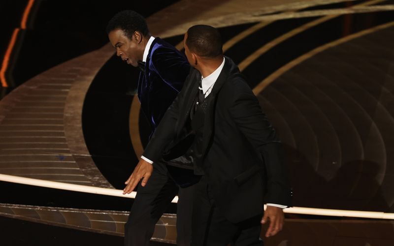 Nicht lustig: Weil Chris Rock (links) einen schlechten Scherz über die Frisur seiner Frau Jada Pinkett-Smith gemacht hatte, verpasste Will Smith dem Präsentator eine schallende Ohrfeige - die erste, die es jemals bei einer Oscar-Verleihung gab. Aber nicht der erste Aufreger in der Geschichte der Academy Awards, wie die Galerie zeigt ...