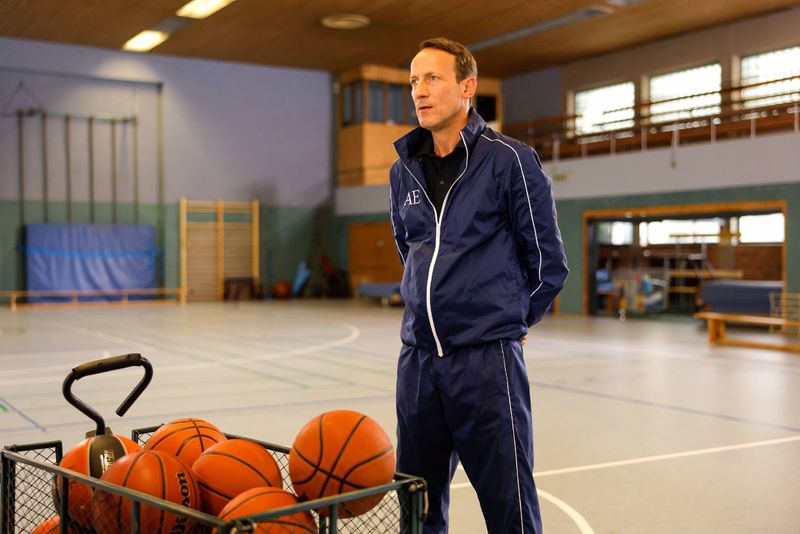 In "Weil wir Champions sind" spielt Wotan Wilke Möhring den leistungsbesessenen Basketball-Trainer Andreas, der nach einer Trunkenheitsfahrt zu Sozialstunden verdonnert wird. 