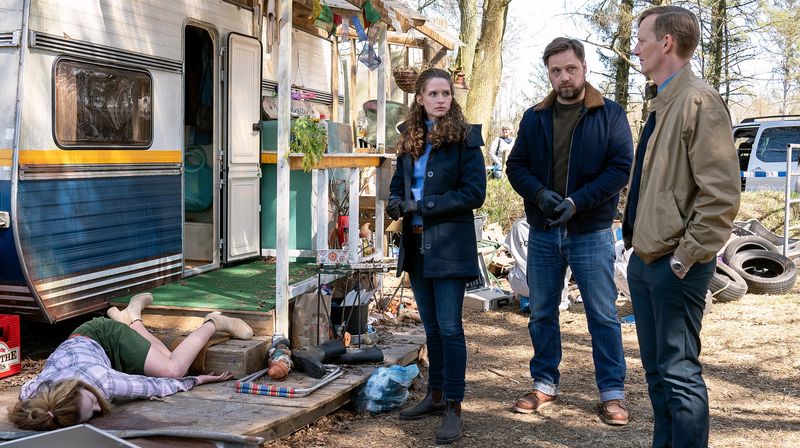 Jens' Mutter Heidrun Schmidt (Katharina Behrens) ist tot. Michael Brandt (Christoph Letkowski, Mitte) 
und Ria Larsen (Marlene Tanczik) ermitteln mit dem neuen Kommissar Sellien (Christoph Glaubacker) am Tatort.