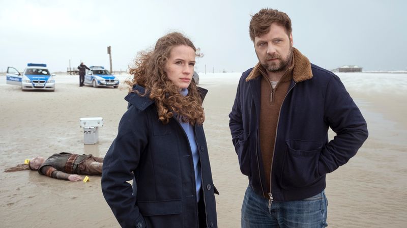 Die Husumer Kommissarin Ria Larsen (Marlene Tanczik) und ihr Partner Michael Brandt (Christoph Letkowski) finden am Husumer Strand einen toten "Wikinger". Woher stammt die Leiche?
