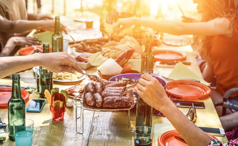 Mit der richtigen, hauptsächlich pflanzlichen Ernährung werden Treibhausgasemissionen eingespart. Dadurch schützen wir nicht nur Klima und Ressourcen, sondern leisten auch einen maßgeblichen Beitrag zur Gesundheit. Unser Speiseplan mit zu vielen Kalorien, zu viel Fleisch und Wurst und zu wenig Gemüse muss überarbeitet werden. Denn der tägliche Proteinbedarf sollte nicht mehr als ein Viertel durch Fleisch gedeckt werden.