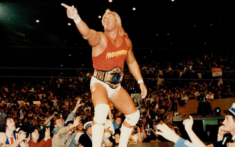2,01 Meter groß, 137 Kilogramm schwer: Hulk Hogan, der eigentlich Terry Bollea heißt, war der geborene Wrestling-Athlet. Sein Image: der All-American Hero, der betet, immer brav seine Vitamine nimmt und die Bösen verkloppt. Jeder, der in den 80-ern und 90-ern zuschaute, hat noch seine Einlaufmusik im Ohr: "I am a real American, fight for the rights of every man".