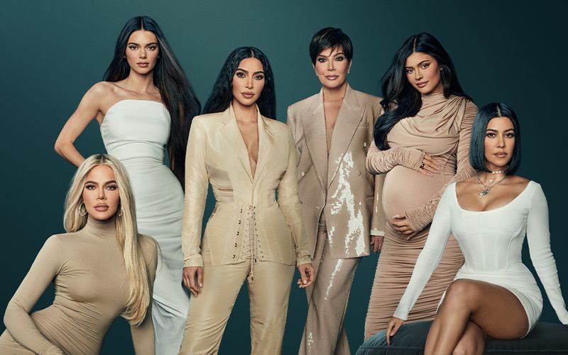 Sie sind die berühmteste TV-Familie der Welt: Das Leben des Kardashian-/Jenner-Clans ist ab sofort in zwei Staffeln bei "The Kardashians" auf Disney+ zu sehen. Wer die Großfamilie endlich mal durchschauen möchte, dem verraten wir hier, welche Kardashian oder Jenner wo einzuordnen ist.