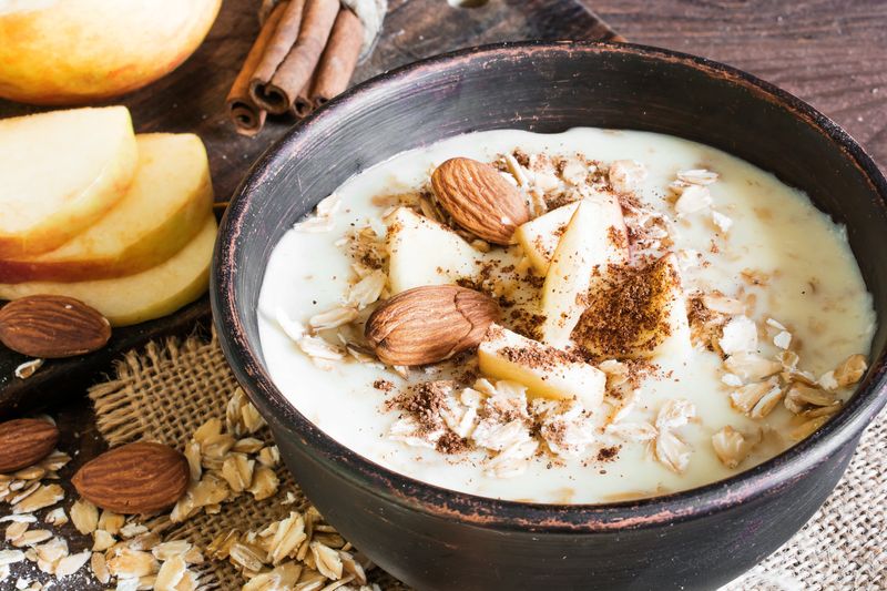 Und so bereiten Sie Porridge zu: Kochen Sie Haferflocken und entweder Wasser, Milch oder eine Milchalternative wie Mandel- oder Haferdrink zu einem warmen Brei auf. Noch einfacher: Overnight-Oats, die Sie am Vorabend anrichten können. Durch das Einweichen wird das Frühstück bekömmlicher, mit unterschiedlichen Zusatz-Toppings auch noch abwechslungsreicher. Zimt als Beigabe regt die Verdauung noch mehr an. 