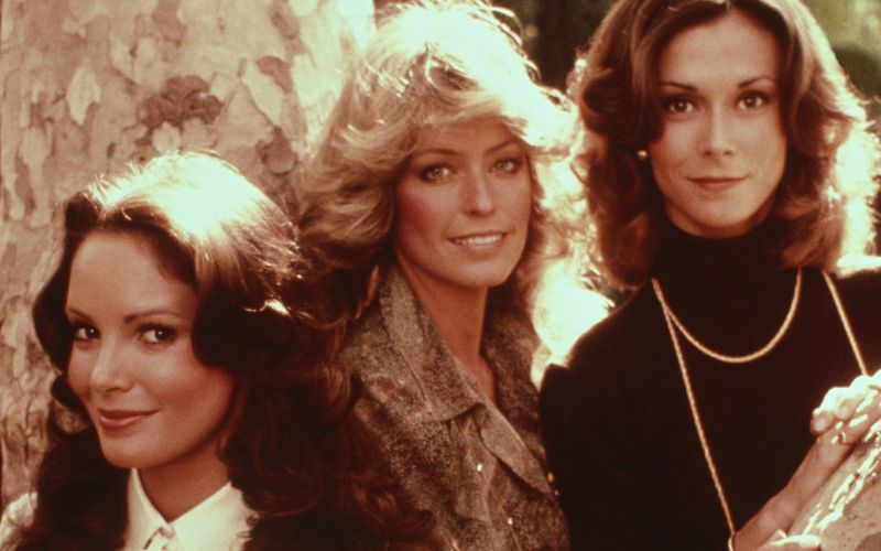 Verführerisch und schlagfertig: Zwischen 1976 und 1981 durften "Drei Engel für Charlie" der Männerwelt mit Charme in den Hintern treten.