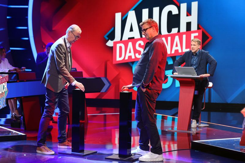 Im Finale von "Jauch gegen Sigl" ging es für Günther Jauch (links) und "Bergdoktor"-Darsteller Hans Sigl ins alles entscheidende Duell. Es moderierte erneut: Oliver Pocher (rechts).