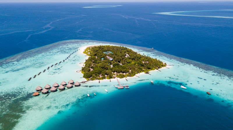 Die Malediven sind so etwas wie der Klassiker unter den beliebtesten Flitterwochenzielen. Kein Wunder! Das Inselparadies mitten im Indischen Ozean punktet mit schneeweißen Puderzuckerstränden und wunderschönen Villen direkt am blau-türkis glitzerndem Meer. Als beste Reisezeit zu diesem nicht ganz billigen Vergnügen gilt Dezember bis April.