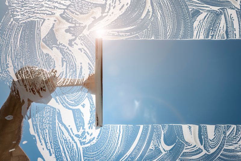 Im Winter kann das Putzwasser sehr schnell an der Fensterscheibe fest frieren. Auch der Sommer ist nicht unbedingt der beste Zeitpunkt, um Fenster streifenfrei zu putzen. Heiße Sonnenstrahlen lassen das Wasser sofort verdunsten, was zu Schlieren führt. Optimaler Zeitpunkt für die Reinigung ist der Frühling nach der Pollenzeit, also Ende April.
