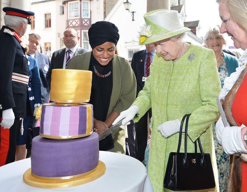 Darum beneideten viele Kinder die Queen: Sie hatte zweimal im Jahr Geburtstag. Da ihr an ihrem eigentlichen Geburtstag, dem 21. April, das Wetter noch zu wechselhaft war, stieg die offizielle Feier für gewöhnlich am zweiten Samstag im Juni. 
