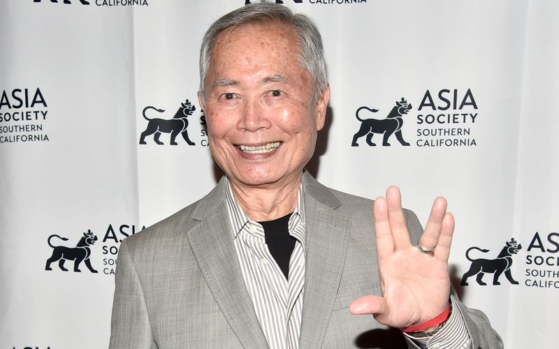 Nur C-Promis gehen in den Dschungel? Das ist andernorts nicht so: Sogar Hollywoodstars wie "Star Trek"-Legende George Takei hatten schon ihren Spaß am Outdoor-Campen bei Reis und Bohnen. Zum Start von "Ich bin ein Star - Holt mich hier raus!" am 23. Januar bei RTL zeigt die Galerie, welche Weltstars in den internationalen Varianten des Dschungelcamps mit Kakerlaken, Spinnen und Co. auf Du und Du waren. 