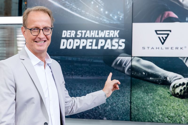 Florian König führt durch den "Doppelpass".