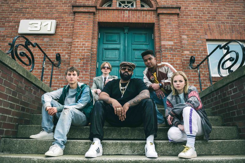 Die neue HipHop-Crew und ihr Mentor (von links): Rapper Walter (Samuel Benito), Manager Alex (Laurids Schürmann), DJ Nasty (David Mayonga), Rapper Ben (Andrew Porfitz) und Breakdancerin Denise (Paula Hartmann).