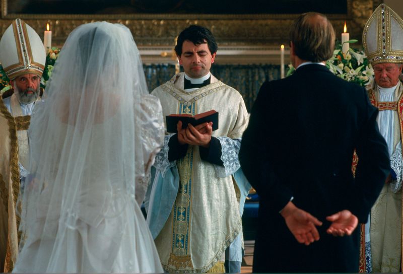 Es ist die zweite Hochzeit des Films, für den Priester allerdings eine Premiere: Vater Gerald (Rowan Atkinson) ist sichtlich nervös, da er zum ersten Mal ein Ehepaar trauen darf. Seine Versprecher amüsieren die Hochzeitsgäste und sorgen für die vielleicht witzigste Szene der Komödie.