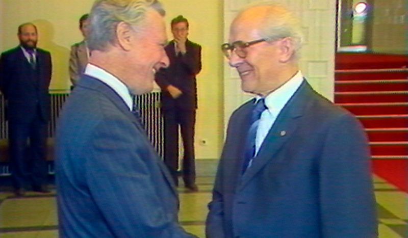 Der dänische Ministerpräsident Poul Schlüter traf beim Staatsbesuch 1988 in der DDR auf den Staats- und Parteichef Erich Honecker (links).
