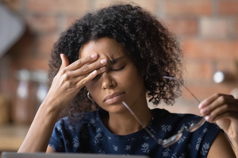 Der Kopf dröhnt, der Nacken spannt - Kopfschmerzen, ob durch Stress, Wetter oder das Glas Wein vom Vorabend verursacht, können uns ganz schön den Tag vermiesen. Doch nicht immer müssen Sie sofort zur Schmerztablette greifen. Wir zeigen Ihnen bewährte Hausmittel, die schnelle Hilfe versprechen - ganz ohne unerwünschte Nebenwirkungen ...
