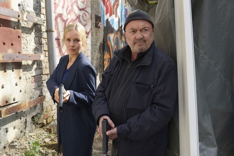 Linett Wachow (Stefanie Stappenbeck) und Otto Garber (Florian Martens) vom "starken Team" kurz vor dem Zugriff auf die Drogendealer aus Kolumbien ...