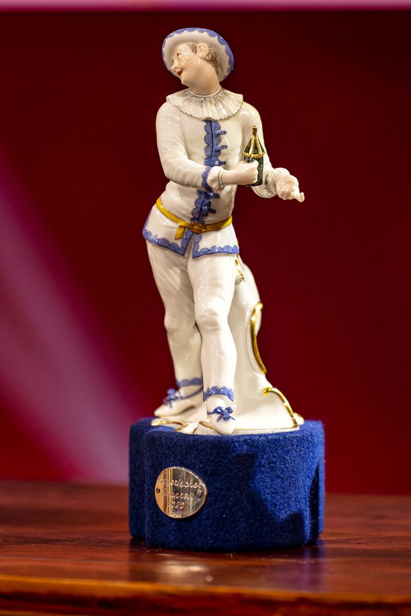 Am 20.05. werden im Münchner Prinzregententheater die Bayerischen Filmpreise 2021 vergeben. 2021 war die Gala wegen Corona ausgefallen. Preissymbol ist die Porzellanfigur "Pierrot" aus der Commedia dell'arte von Franz-Anton Bustelli. Der Preis selbst ist mit 300.000 Euro einer der höchstdotierten in Deutschland.