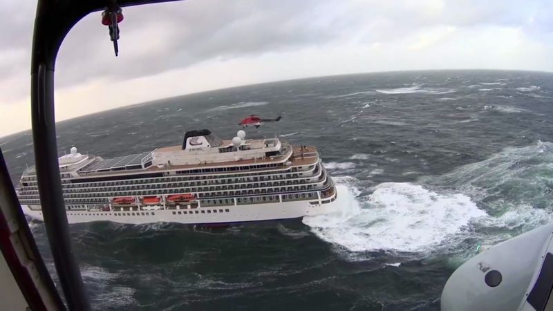 Ein Kreuzfahrtschiff ist vor Norwegen in Seenot geraten.
