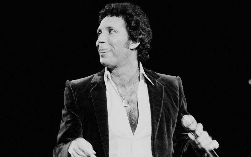 Heutzutage tritt Tom Jones recht zugeknöpft auf, aber früher zeigte er gerne, was er hat. Die obersten vier, fünf Knöpfe auf, schon schmolzen die Ladys dahin. Das Brusthaar von Tom Jones, hier im Jahr 1983, soll einst für fünf Millionen Euro versichert worden sein! 