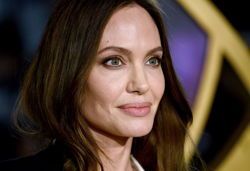 Angelina Jolie machte nie ein großes Geheimnis aus ihren Depressionen. Schon 2001 sprach sie über die Tiefen in ihrem Leben, die von Suizidgedanken begleitet wurden. Damals wollte sie sogar einen Auftragskiller engagieren, der ihrem seelischen Leiden ein Ende bereiten sollte. Zum Glück konnte der ihr das Vorhaben ausreden und eine neue Perspektive im Leben aufzeigen.
