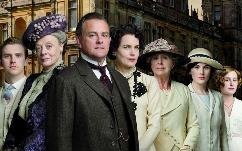 Die Fans von "Downton Abbey" können frohlocken: Die Geschichte um die britische Adelsfamilie Crawley und ihre Angestellten findet mit "Downton Abbey: Das große Finale" ein letztes Mal den Weg auf die Kinoleinwand. Die gefeierte TV-Serie, auf der auch der neue Film aufbaut, endete bereits vor zehn Jahren. Was die Stars seitdem gemacht haben, verrät die Galerie ...



