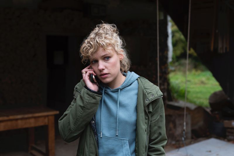 Julia Franz Richter spielt eine junge Polizistin, die sich in ihrem Eifer nicht von der Lösung des traurigen Falles lösen kann. Richter gewann 2020 den Schauspielpreis bei der österreichischen Filmschau "Diagonale" für ihre Rolle in dem Vergewaltigungsdrama "Der Taucher".