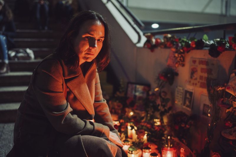 Was treibt Caroline Ludwig (Anna Grisebach) immer wieder zur Eishalle. Vor zwei Jahren ist ihre Tochter hier eines Abends verschwunden. Nun wurde eine andere Jugendliche ermordet.