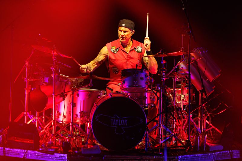 Bei einem Auftritt der Red Hot Chili Peppers erinnerte Schlagzeuger Chad Smith (Bild) an den verstorbenen Drummer der Foo Fighters, Taylor Hawkins.