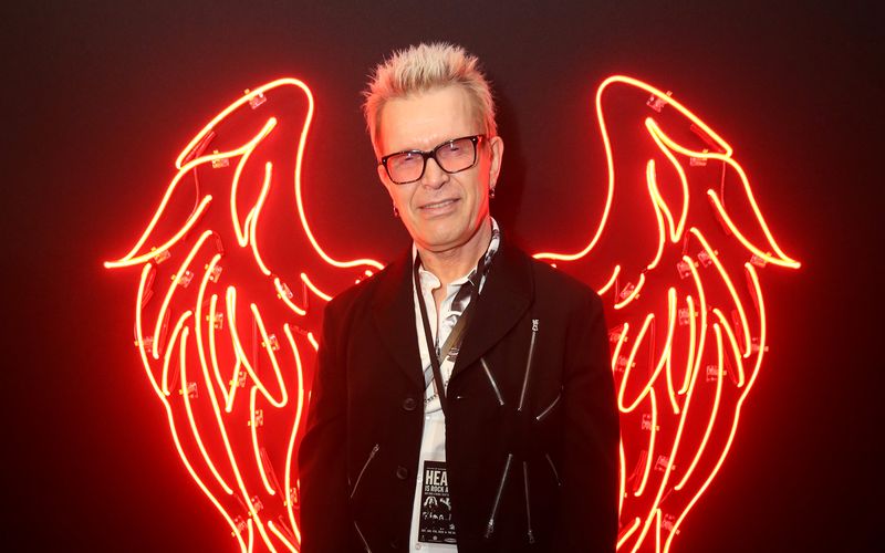Ein bisschen düster, ein bisschen gefährlich, trotzdem massentauglich: Billy Idol ("White Wedding", "Rebell Yell") eroberte einst mit Rocker-Attitüde die Pop-Charts. Lage Zeit spielte er dort keine große Rolle mehr, aber er ist noch da: Sein im April veröffentlichtes Album "Dream Into It" schaffte es bis auf Platz zwei der deutschen Charts.
