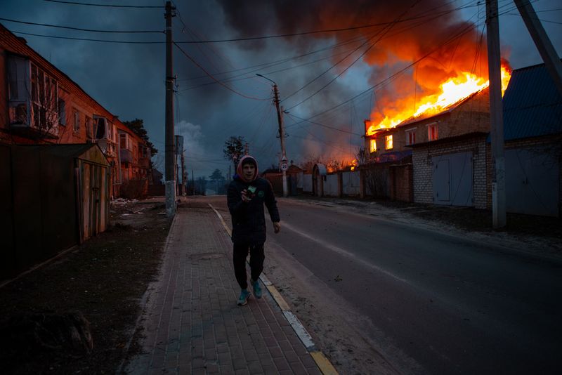 Kurz vor der Flucht nahm Juri Kosin diese brennenden Häuser in seiner Heimatstadt Irpin bei Kiew auf.