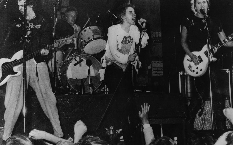 "God Save The Queen" von den Sex Pistols ist ordentlich böse: Die Provokation gelang, 1977 wurde die Punk-Hymne zum Hit.