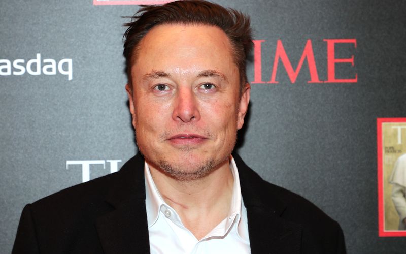 Elon Musk überlegt, Gebühren für bestimmte Twitter-User einzuführen.