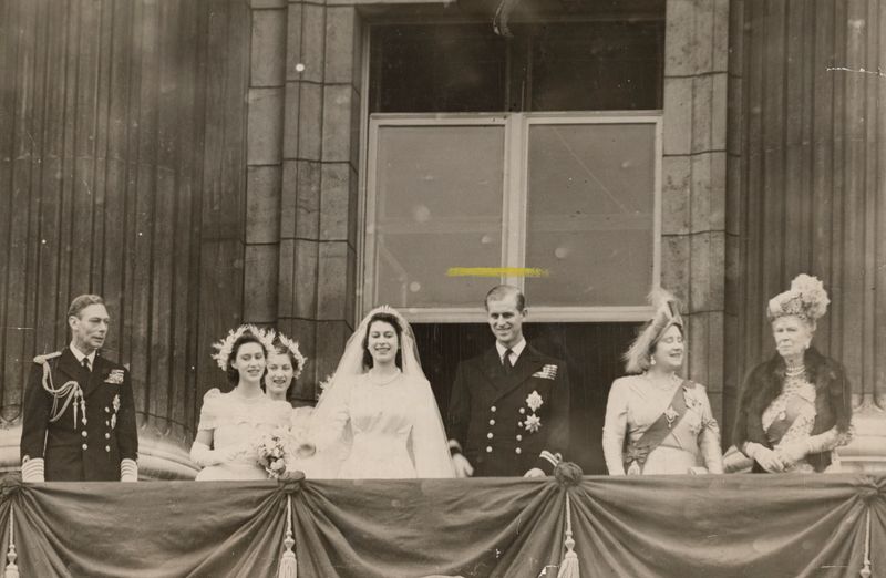 Nach der Hochzeit mit Prinz Philip 1947 begann für Prinzessin Elizabeth eine unbeschwerte Zeit, die nach dem Tod ihres Vaters ein jähes Ende fand.