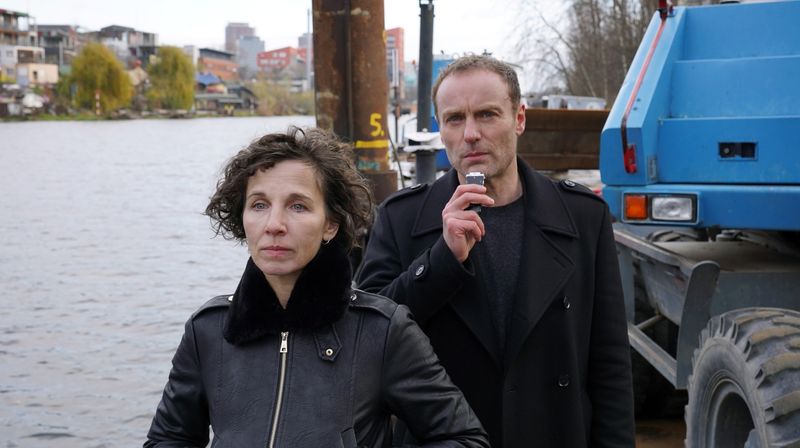 Zu Beginn des letzten gemeinsamen Falles von Nina Rubin (Meret Becker) und Robert Karow (Mark Waschke) wird eine Leiche aus der Spree geborgen, bei der man Kopf, Fingerhäute und Tätowierungen entfernt hat. Das ist nicht besonders appetitlich anzusehen, wie man sich denken kann. 