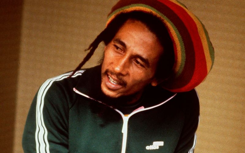 Erstaunlich, dass der Geburtstag von Bob Marley (6. Februar) bislang kein offizieller Feiertag in seiner Heimat Jamaika ist. Dennoch feiern Musikfans auf der ganzen Welt an diesem Tag die Reggae-Legende - so etwa auch im kanadischen Toronto, wo der Bürgermeister 2018 den 6. Februar zum "Bob-Marley-Tag" erklärte. Nur einer von vielen kuriosen Feiertagen, die Promis, Romanen und sogar Serien zuteilwurden ...